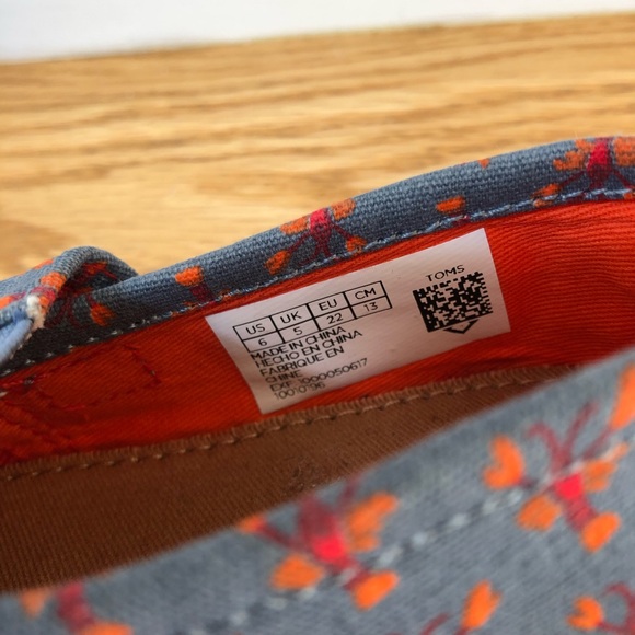 🦞 TOMS lobsters & gray flat w/Velcro size 6 🦞 - Picture 6 of 7